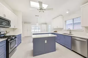 3810 E Peach Hollow Cir, Pearland, TX 77584 - Photo 9