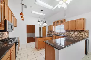 2711 N Peach Hollow Cir, Pearland, TX 77584 - Photo 11