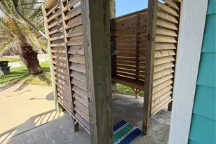 980 S Stingaree Dr, Crystal Beach, TX 77650 - Photo 5