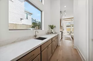 710 E 18th St, Houston, TX 77008 - Photo 13