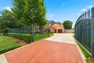 18 Waters Lake Boulevard, Missouri City, TX 77459 - Photo 3