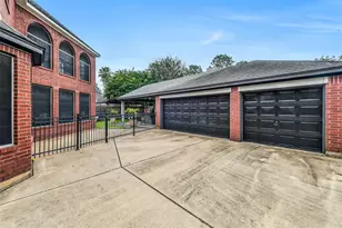 2403 N Lake Front Dr, League City, TX 77573 - Photo 31