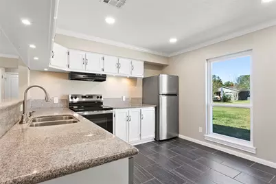 817 Circle Way, Alvin, TX 77511 - Photo 7