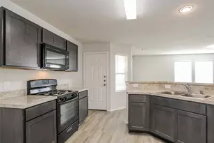 8522 Middleton Oaks Cir, Houston, TX 77028 - Photo 1