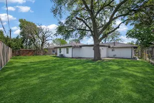 5763 Thrush Dr, Houston, TX 77033 - Photo 21