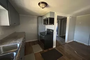 401 Billington St, Clute, TX 77531 - Photo 5