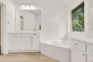 19 S Scarlet Elm Ct, The Woodlands, TX 77382 - Photo 5