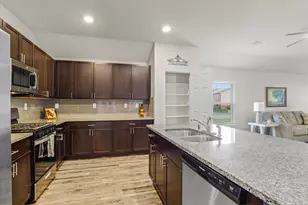 627 627 E Fairway Lake Dr, Alvin, TX 77511 - Photo 9