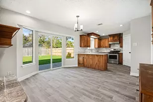 107 Sandalwood Dr, Lake Jackson, TX 77566 - Photo 11