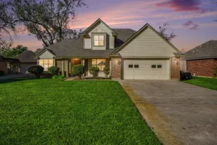 107 Sandalwood Dr, Lake Jackson, TX 77566 - Photo 1