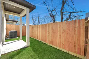 9824 Nedwald St, Houston, TX 77029 - Photo 11