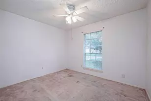 2122 Heritage Colony Dr, Friendswood, TX 77546 - Photo 15