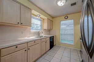 2122 Heritage Colony Dr, Friendswood, TX 77546 - Photo 9