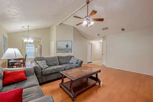 2122 Heritage Colony Dr, Friendswood, TX 77546 - Photo 7