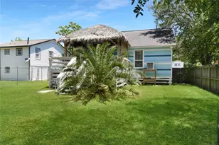 320 10th St, Dickinson, TX 77539 - Photo 3