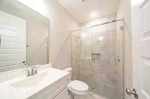 10916 Brambling Wood Dr, Houston, TX 77043 - Photo 9