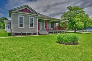 1406 Victoria St, Navasota, TX 77868 - Photo 1