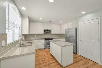 22 E New Avery Place, The Woodlands, TX 77382 - Photo 9