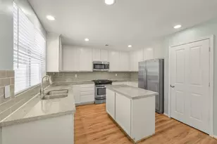 22 E New Avery Pl, Spring, TX 77382 - Photo 9