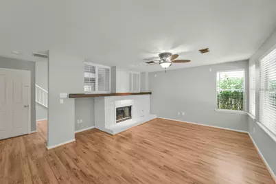 22 E New Avery Place, The Woodlands, TX 77382 - Photo 5