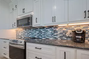 1126 Island Blvd, Crystal Beach, TX 77650 - Photo 11