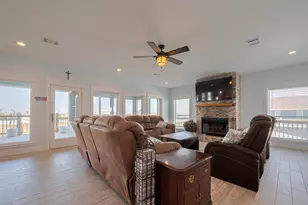 1126 Island Blvd, Crystal Beach, TX 77650 - Photo 7