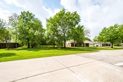 122 Honeysuckle Drive, Baytown, TX 77520 - Photo 5