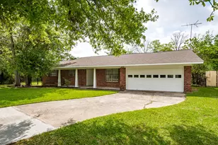 122 Honeysuckle Dr, Baytown, TX 77520 - Photo 3