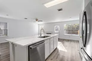 211 Blushwood Pl, The Woodlands, TX 77382 - Photo 9