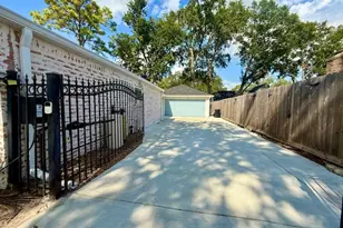 10206 Burgoyne Rd, Houston, TX 77042 - Photo 31