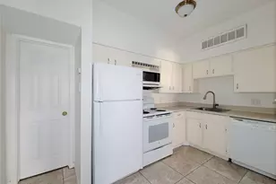 10855 Meadowglen Ln, Houston, TX 77042 - Photo 11