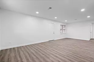 322 E Edgebrook Dr, Houston, TX 77034 - Photo 11