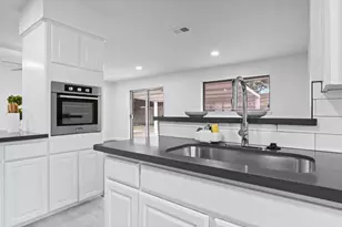 322 E Edgebrook Dr, Houston, TX 77034 - Photo 9