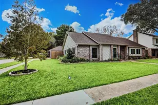 2826 Edgewood Dr, Sugar Land, TX 77479 - Photo 1