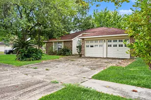 131 Meadow Bend St, League City, TX 77573 - Photo 3