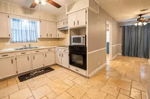 56 Flag Ct, Lake Jackson, TX 77566 - Photo 5