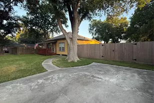 1511 W Dumble St, Alvin, TX 77511 - Photo 3