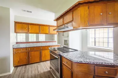 102 Sue Lane, Highlands, TX 77562 - Photo 7