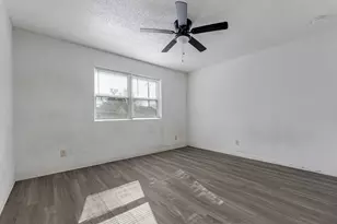 317-319 E B Street St, La Porte, TX 77571 - Photo 15