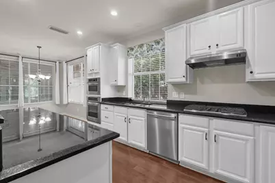 67 E Sterling Pond Circle, The Woodlands, TX 77382 - Photo 9