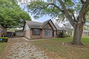 13834 Oakwood Ln, Sugar Land, TX 77498 - Photo 3