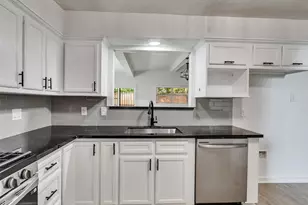 5627 Southbrook Dr, Houston, TX 77033 - Photo 5