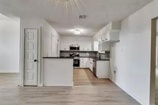 5627 Southbrook Dr, Houston, TX 77033 - Photo 9