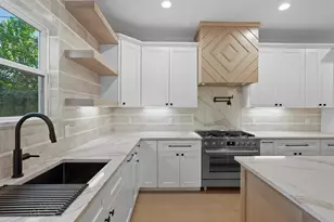 10438 Brinwood Dr, Houston, TX 77043 - Photo 9