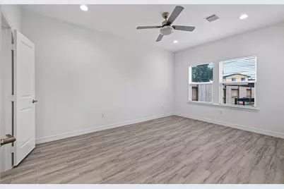 5430 Heron Drive, Houston, TX 77033 - Photo 9