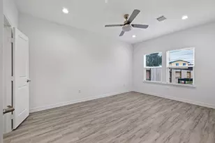5430 Heron Dr, Houston, TX 77033 - Photo 9