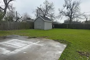 208 Walnut St, Lake Jackson, TX 77566 - Photo 9