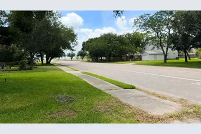 22 5th Avenue N, Texas City, TX 77590 - Photo 3