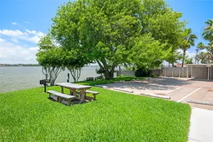 201 Yacht Club Ln, Seabrook, TX 77586 - Photo 5