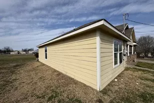 1009 W Houston St, Clarksville, TX 75426 - Photo 3